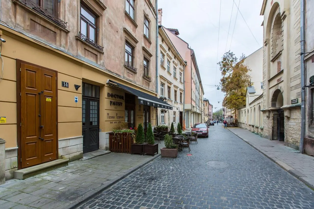 Romantic Apartments- View Of The Town Hall Lviv 0*,