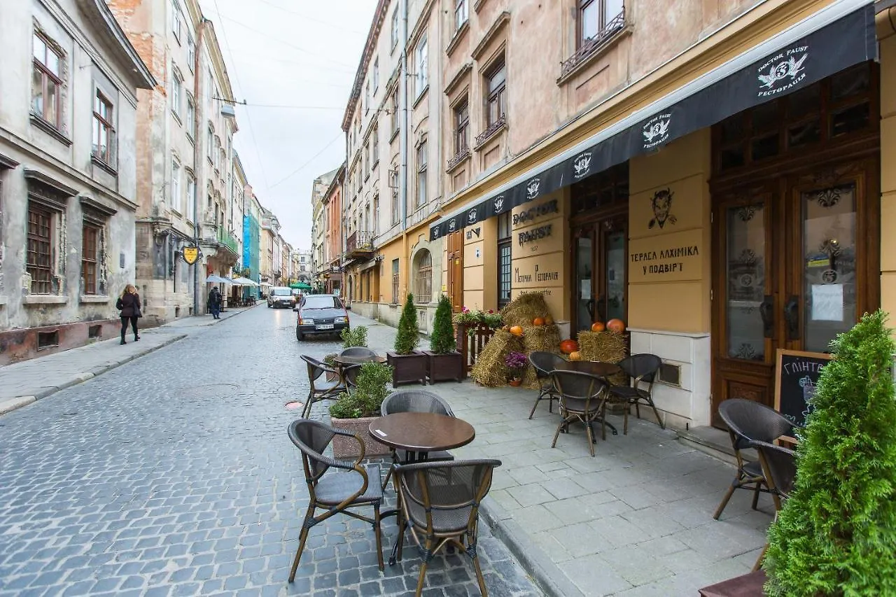 Romantic Apartments- View Of The Town Hall Lviv Apartment